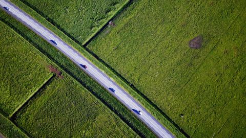 Carretera con vehículos